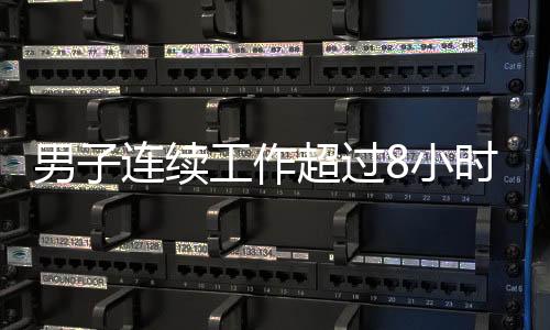 显示余某坐在收银台前