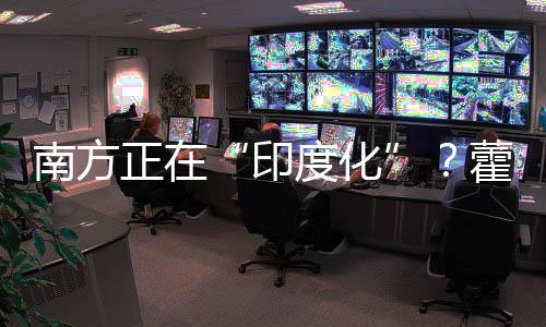 西湖游客用扇子遮阳